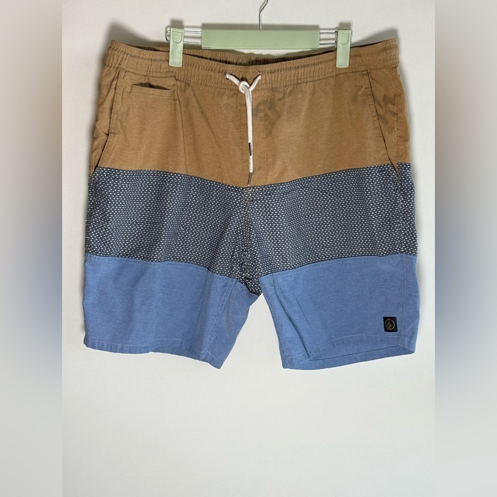 Volcom Threezy shorts • Men’s XL